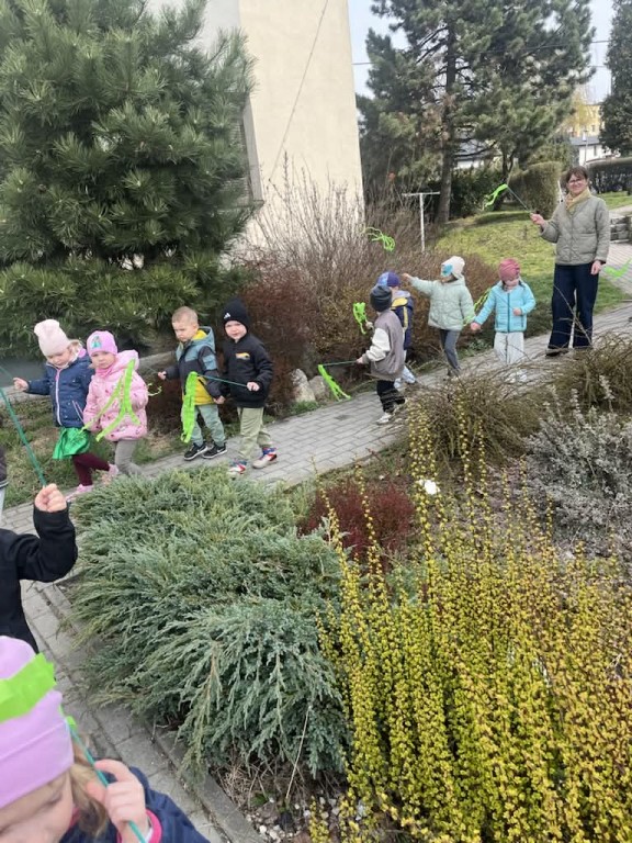 wiosenny pochód w okolicy przedszkola z maikami