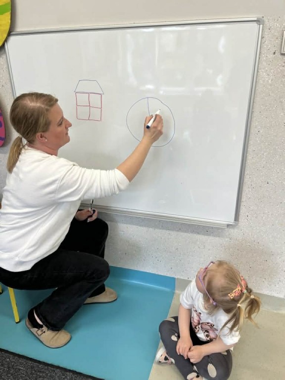 Wychowawca rytuje koło 