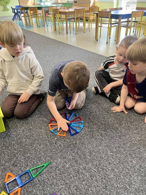 Chłopiec odwzorowuje z klocków obrazek