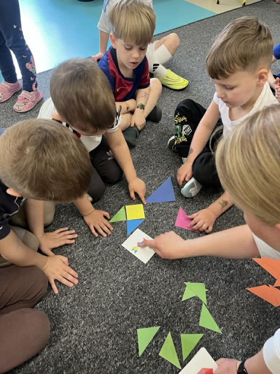 Dzieci układają tangramy