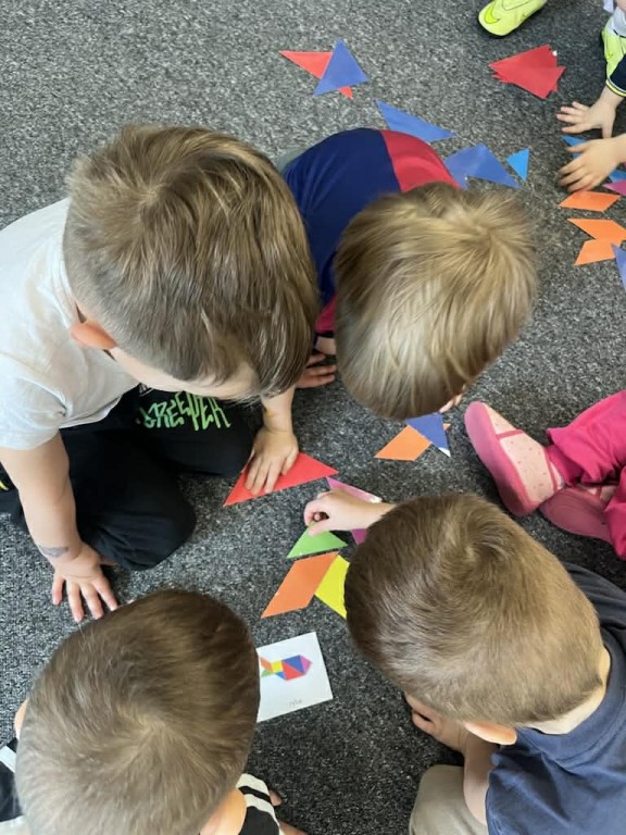 dzieci układają tangramy