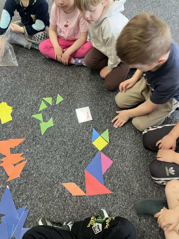 dzieci układają tangramy