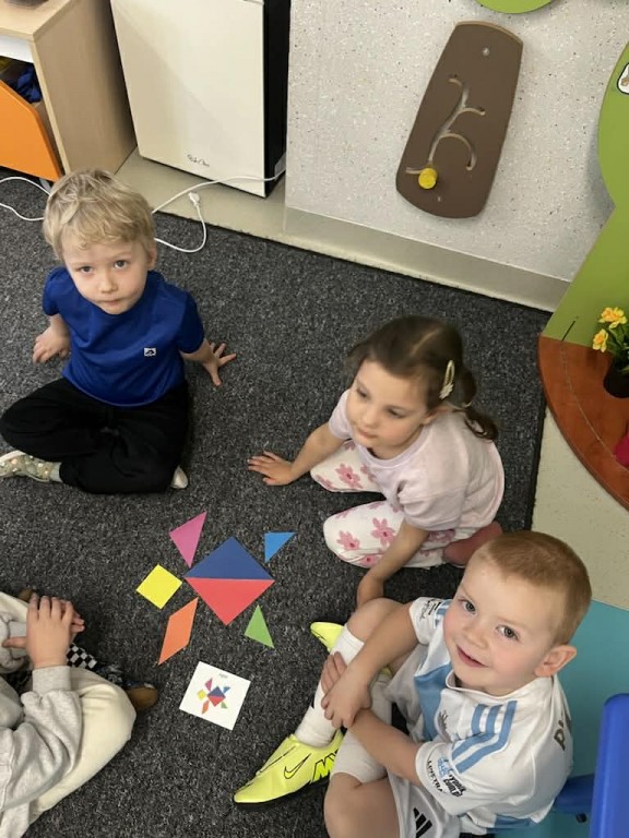 dzieci układają tangramy