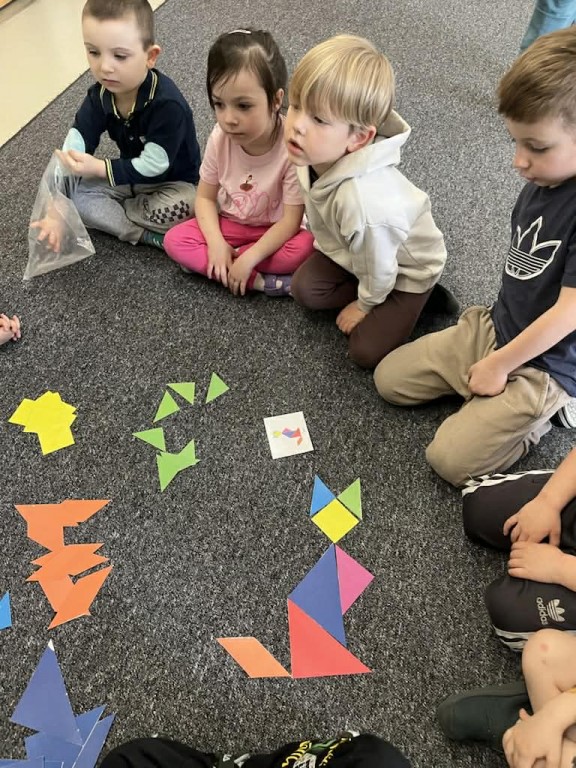 dzieci układają tangramy