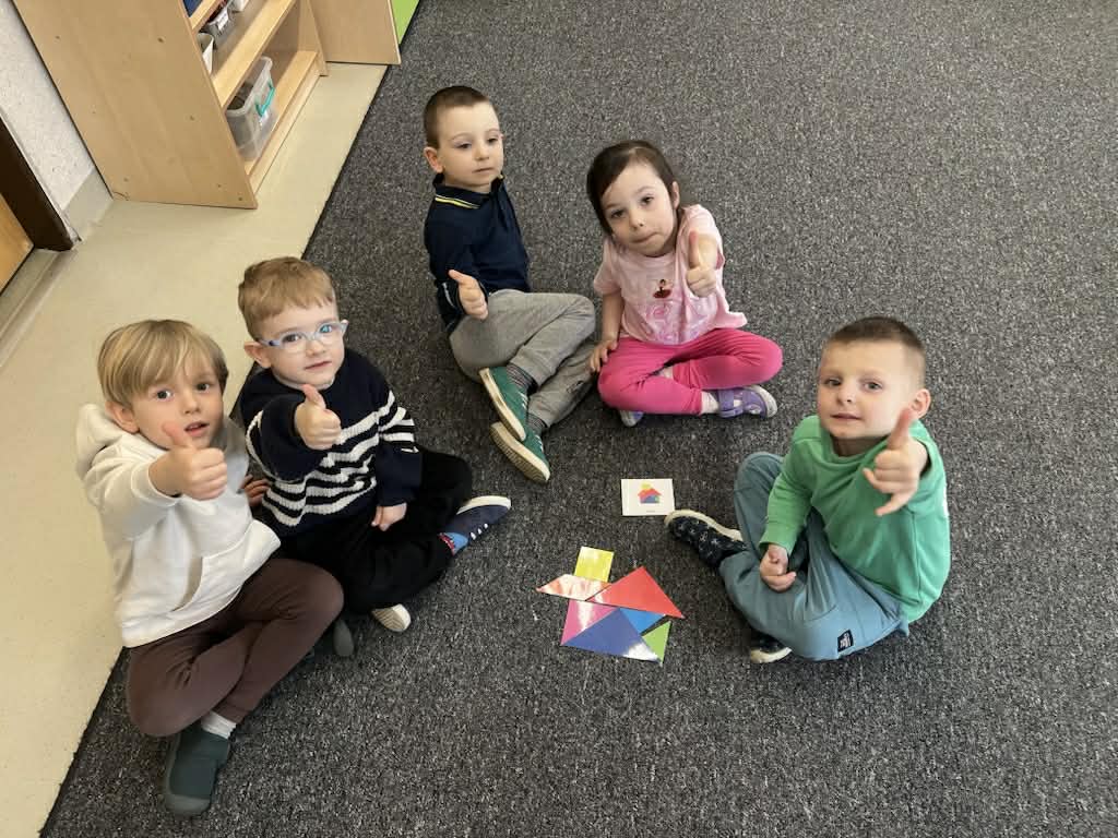 dzieci układają tangramy