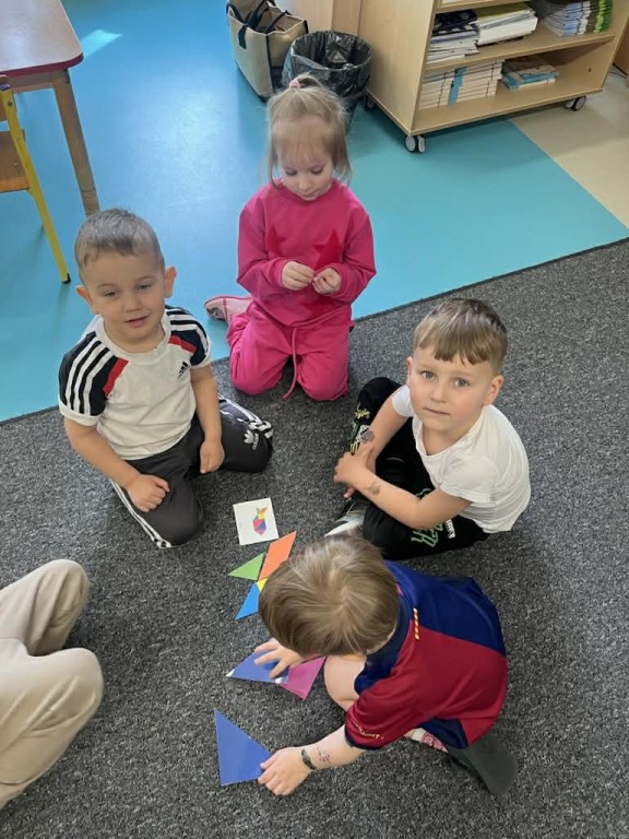 dzieci układają tangramy