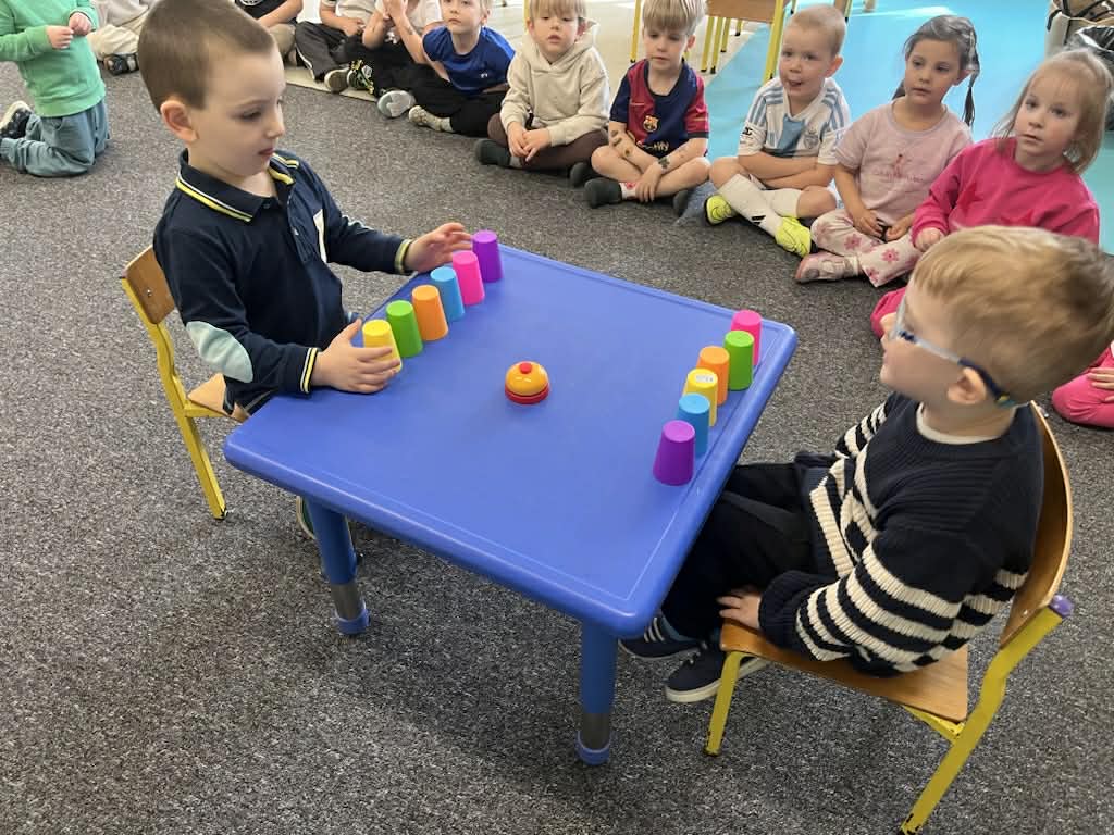 turniej kodowania- układanie wież z kolorowych kubków w parach