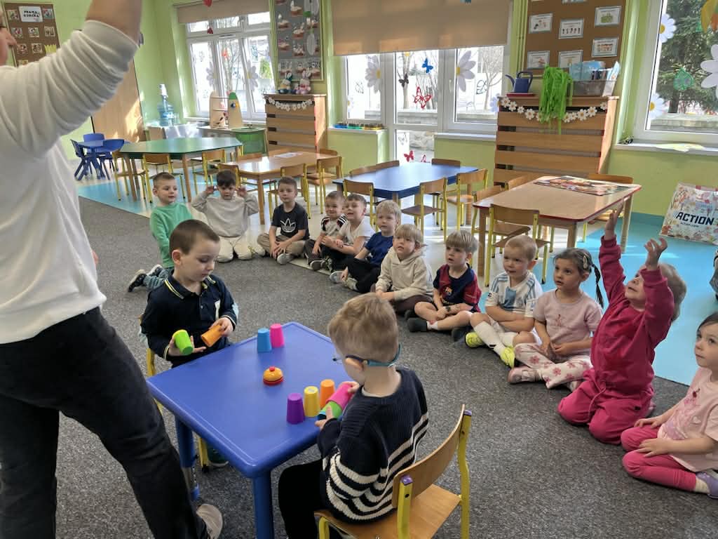 turniej kodowania- układanie wież z kolorowych kubków w parach