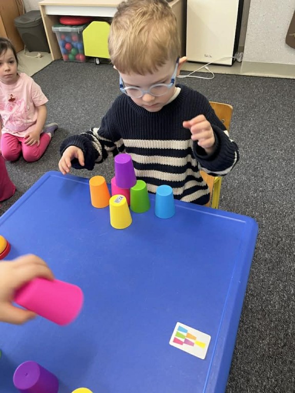 turniej kodowania- układanie wież z kolorowych kubków w parach