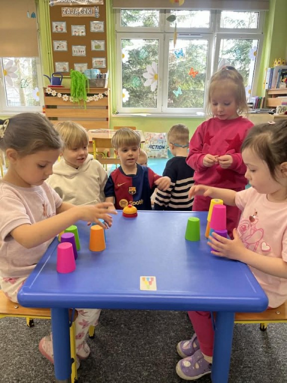 turniej kodowania- układanie wież z kolorowych kubków w parach