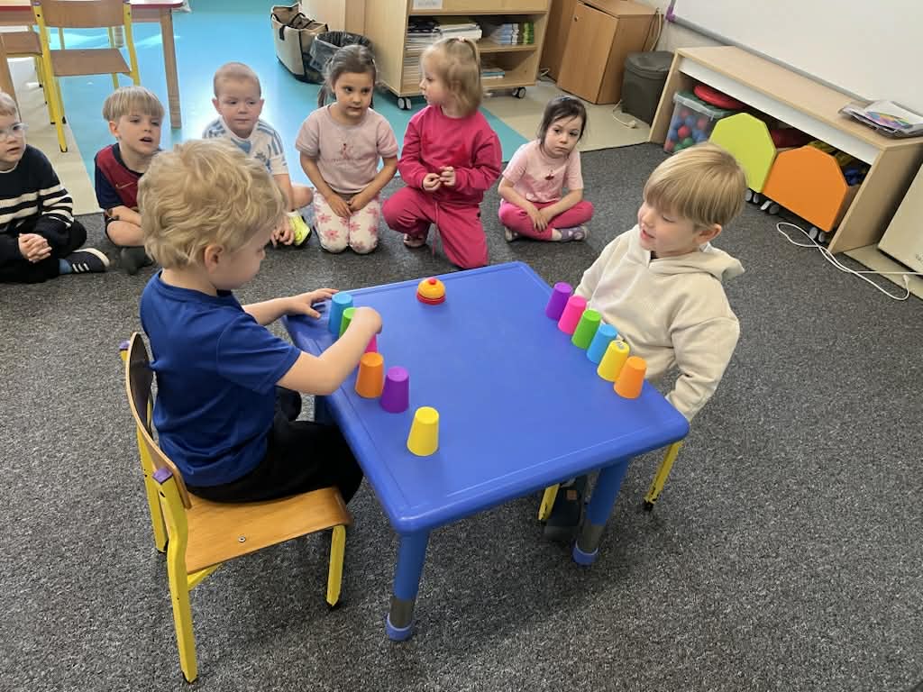 turniej kodowania- układanie wież z kolorowych kubków w parach