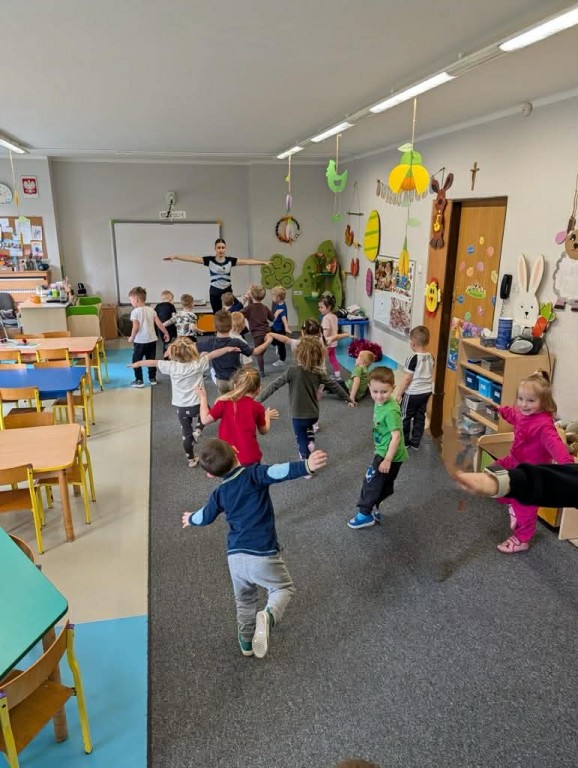 dzieci próbują utrzymać równowagę na jednej nodze