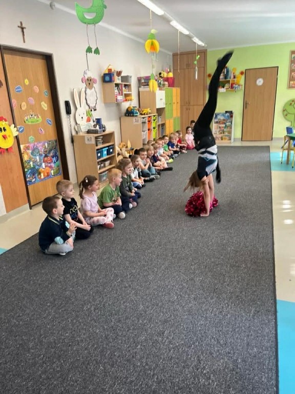 dzieci oglądają występ akrobatyczny instruktorki