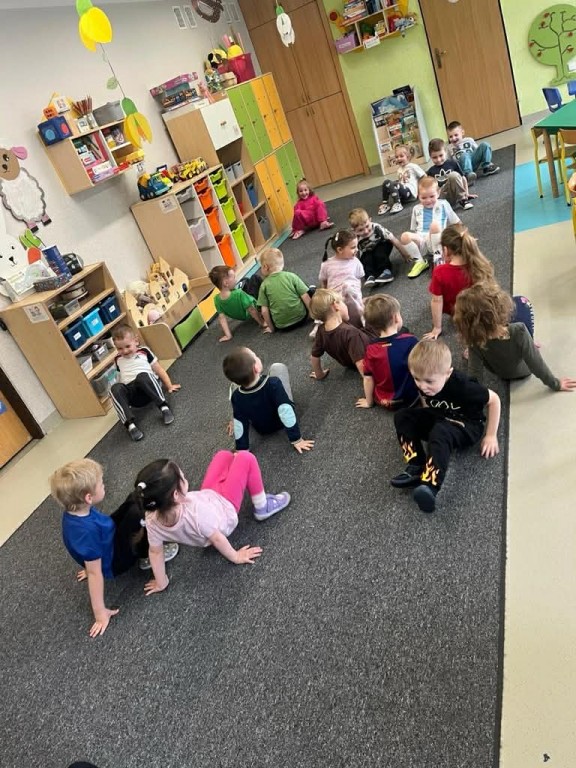 dzieci próbują chodzić do tyłu w siadzie podpartym