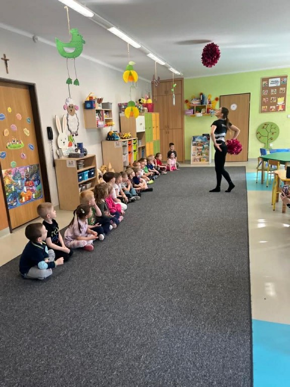 dzieci oglądają pokaz akrobacji