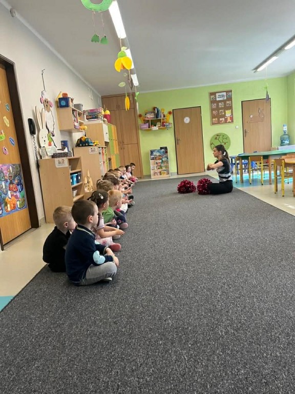 dzieci oglądają pokaz akrobacji