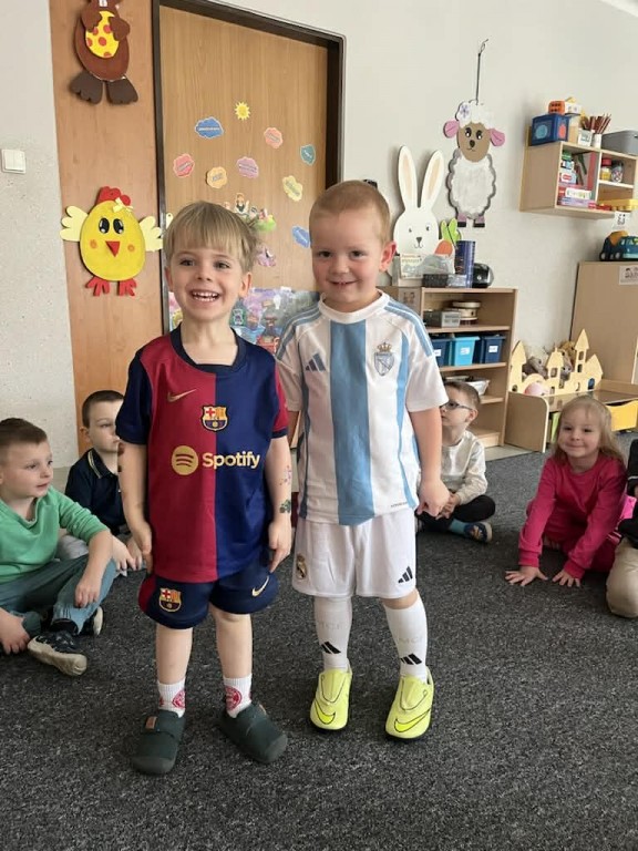 chłopcy prezentują sportowy strój