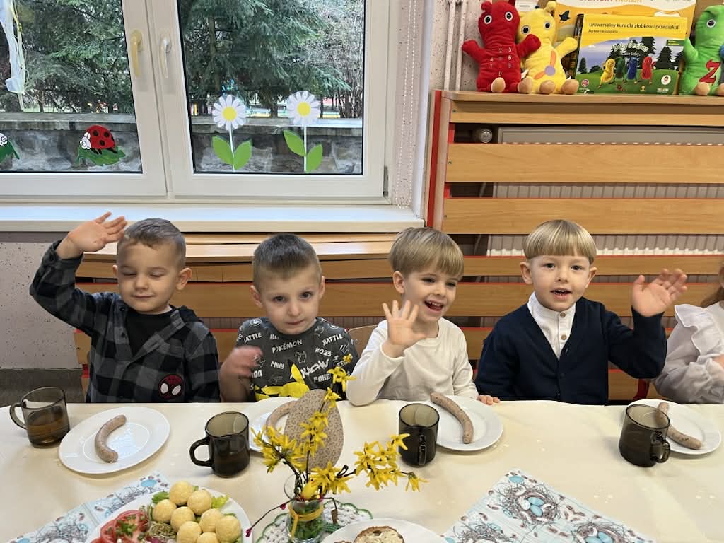 Dzieci siedzą przy zastawionym stole
