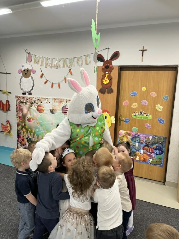 Dzieci przytulają Zająca