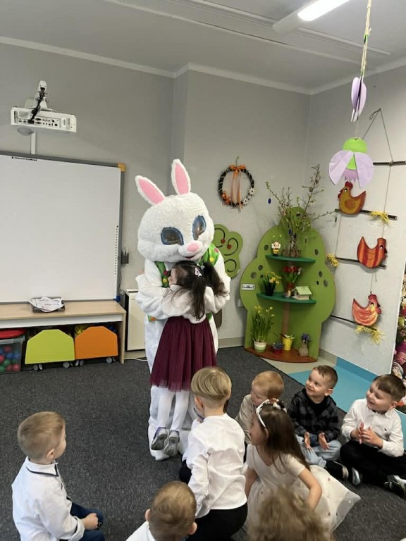 Dziewczynka przytula maskotkę