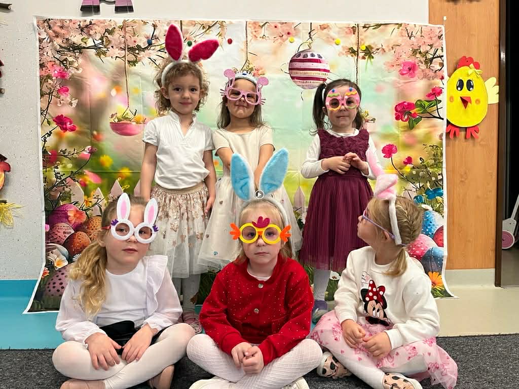 Dziewczynki pozują w wielkanocnych akcesoriach