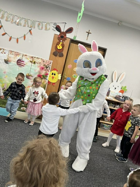 Zajączek tańczy w kole