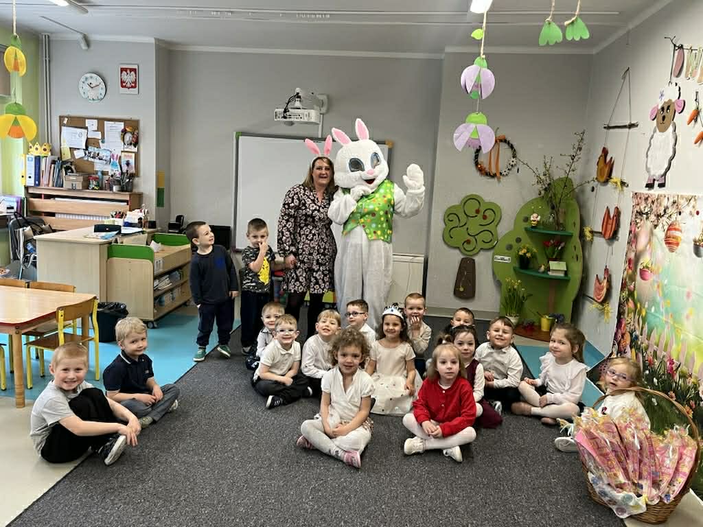 Zdjęcie grupowe dzieci z maskotką zajączka