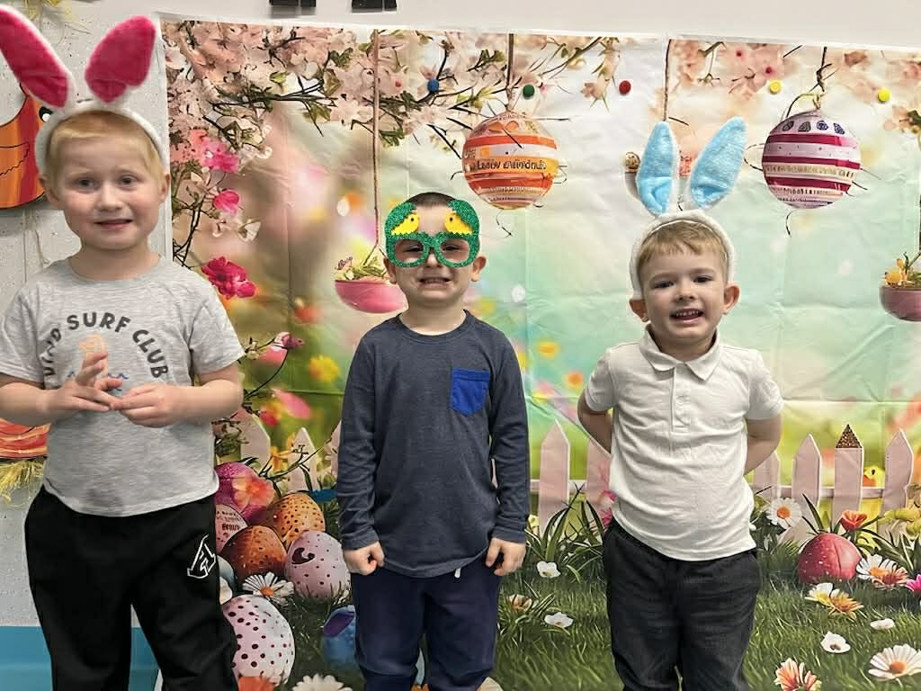 Chłopcy pozują na wielkanocnym tle