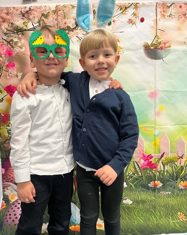 Chłopcy pozują na wielkanocnym tle