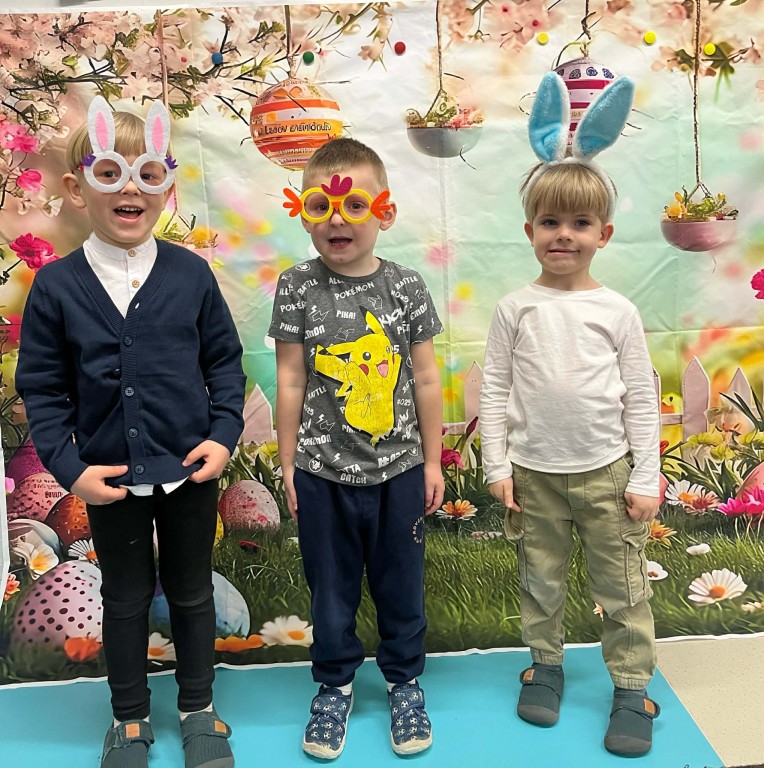 Chłopcy pozują na wielkanocnym tle