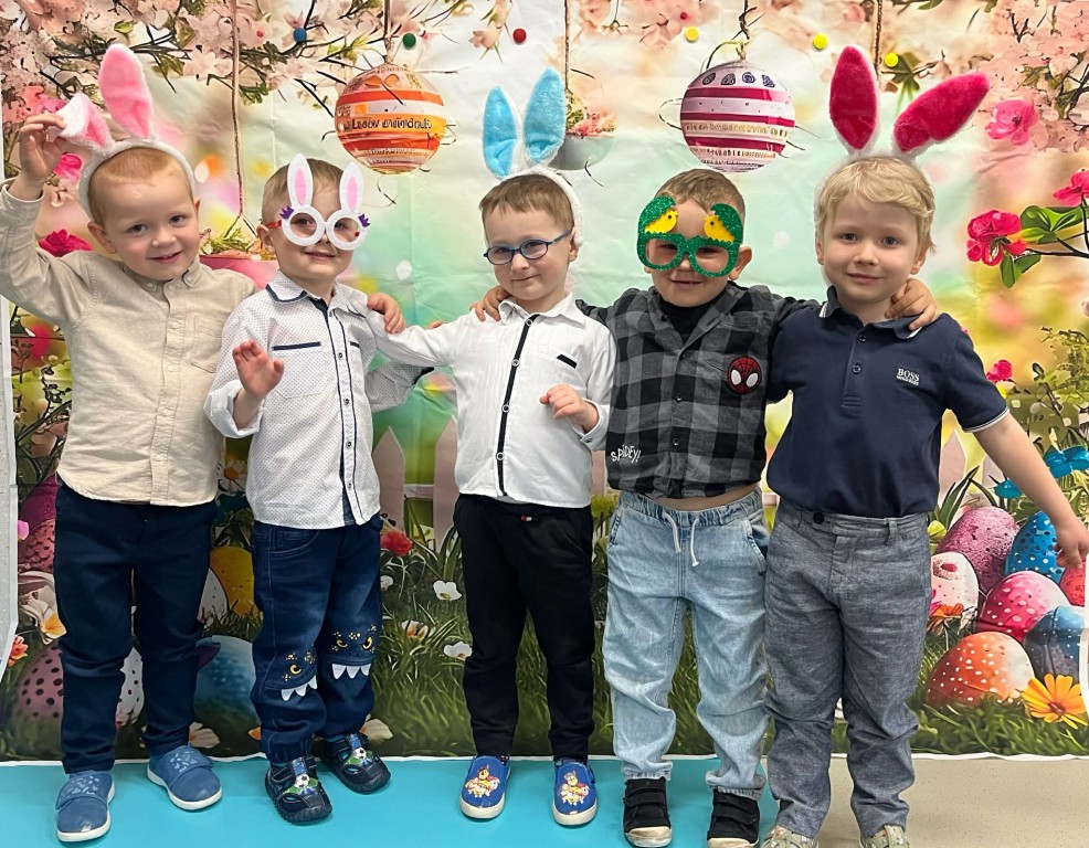 Chłopcy pozują na wielkanocnym tle