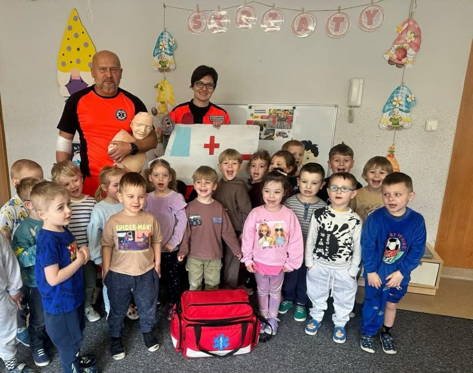 Zdjęcie grupowe z ratownikami medycznymi