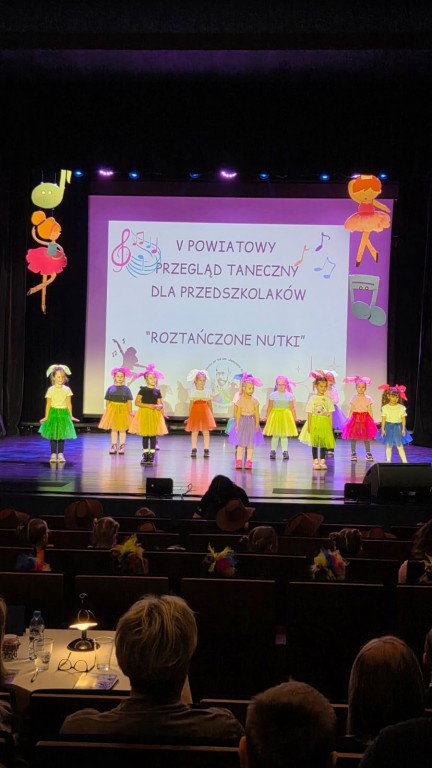 dziewczynki tancza na konkursie tanecznym roztanczone nutki