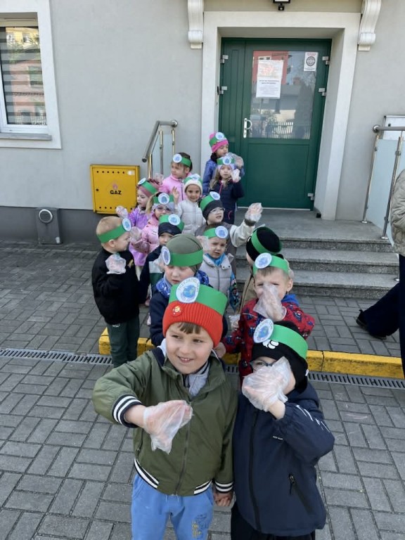 dzieci przed wyjściem na spacer w celu sprzątania okolicy przedszkola