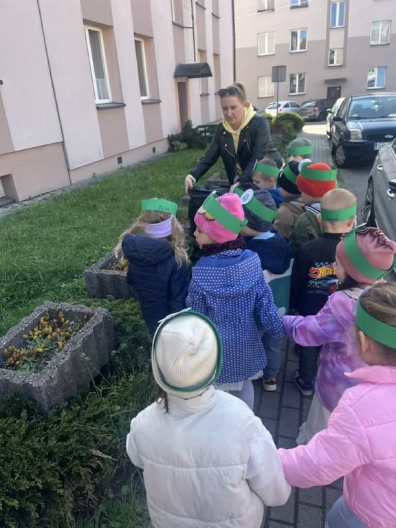 dzieci przeszukują okoliczny skwer w poszukiwaniu śmieci