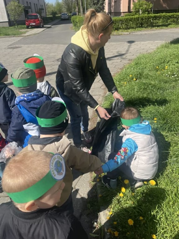 dzieci wrzucają śmieci do worka