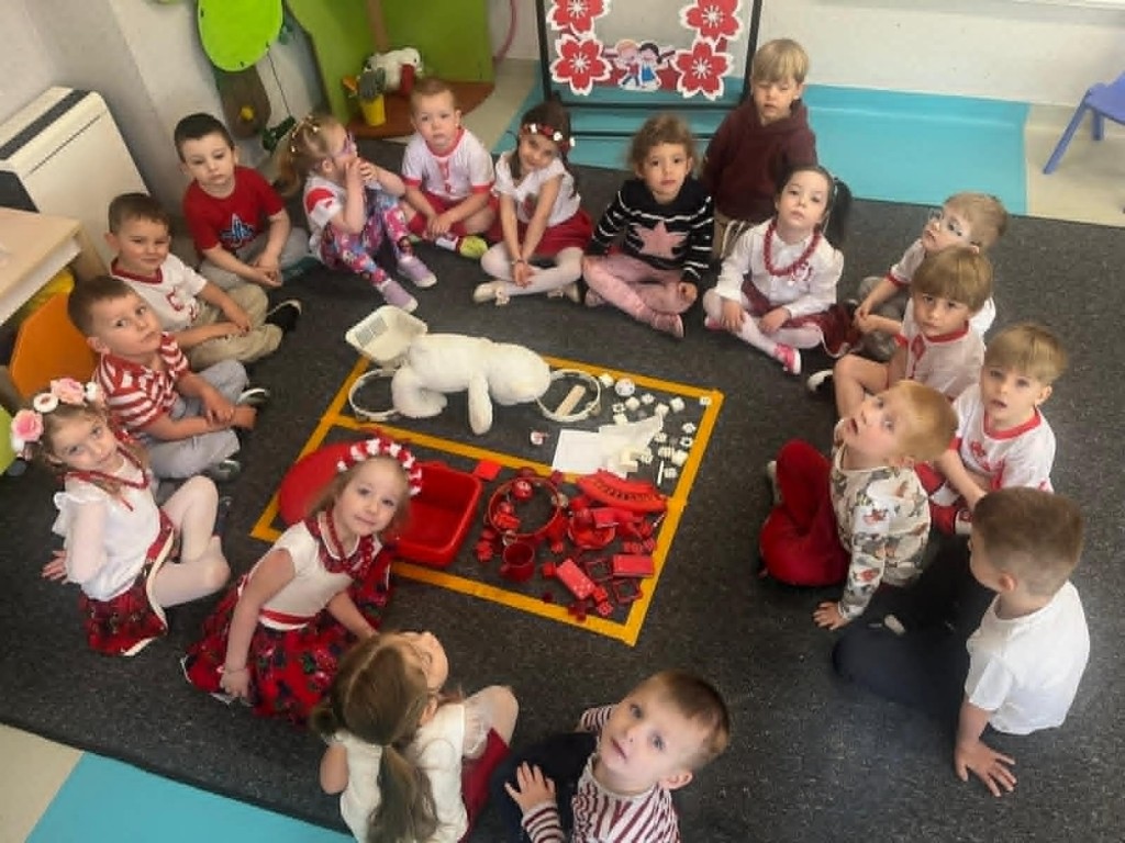 układanie flagi z biało czerwonych przedmiotów w sali zabaw
