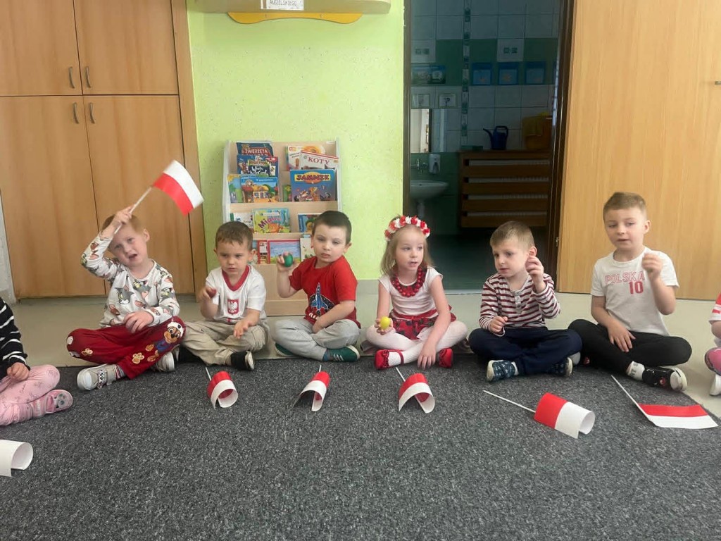 chłopcy z instrumentami czekają na swoją partię gry