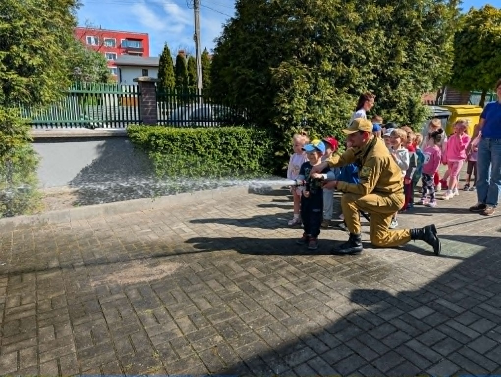 lanie wodą z węża strażackiego