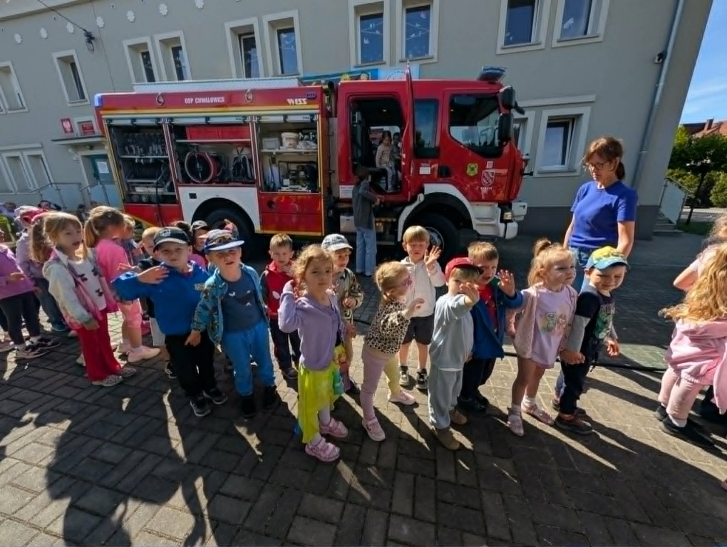 zdjecie grupowe przedszkolaków na tle wozu strażackiego