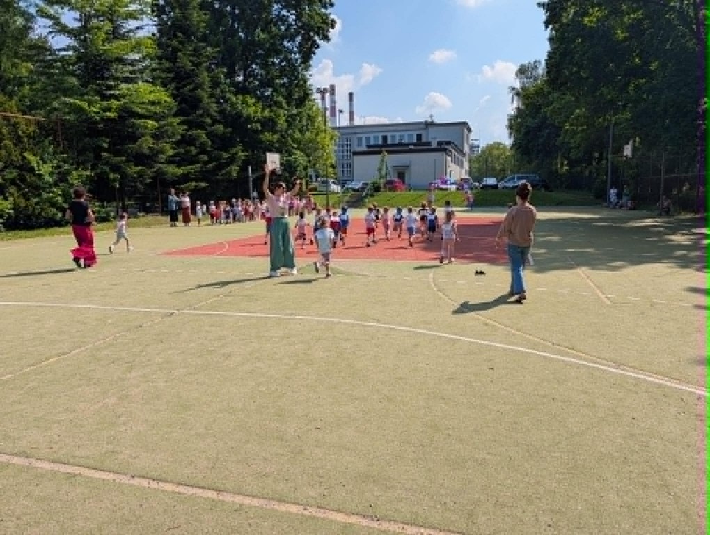dzieci w trakcie maratonu na boisku