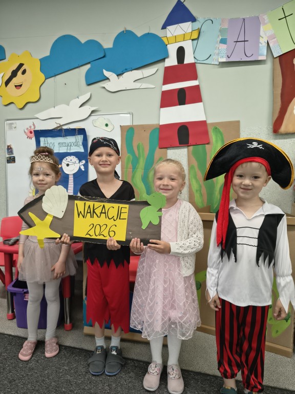 dzieci przebrane za piratów witaja lato i  wakacje