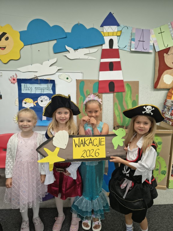 dzieci przebrane za piratów witaja lato i  wakacje