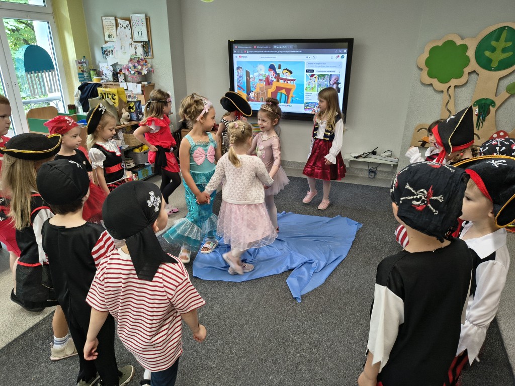 dzieci przebrane za piratów witaja lato i  wakacje