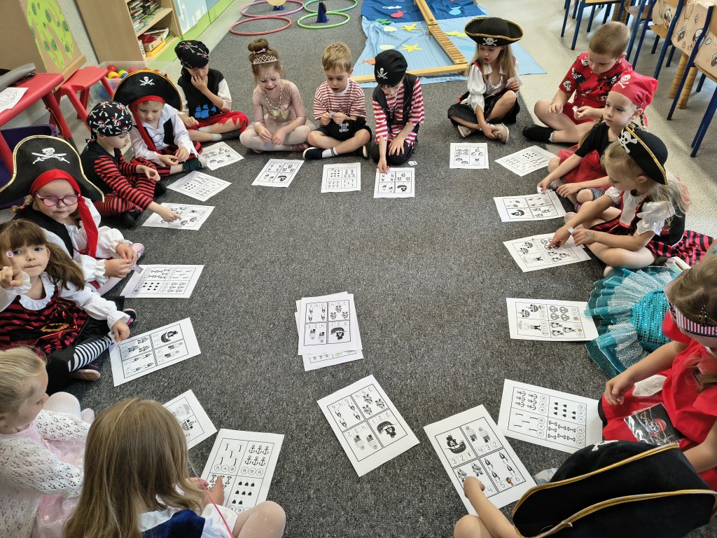 dzieci przebrane za piratów witaja lato i  wakacje