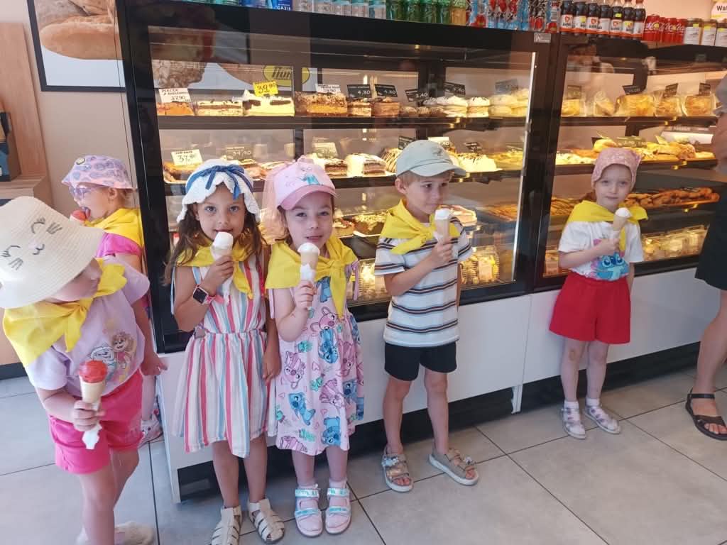 zadowolone dzieci spożywają lody