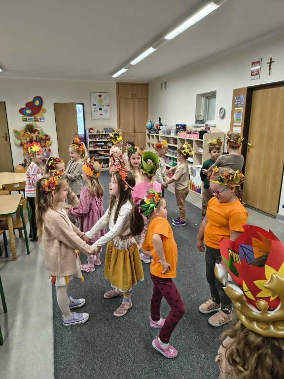 dzieci witaja nowa pore roku jesien