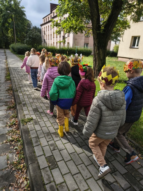 dzieci witaja nowa pore roku jesien