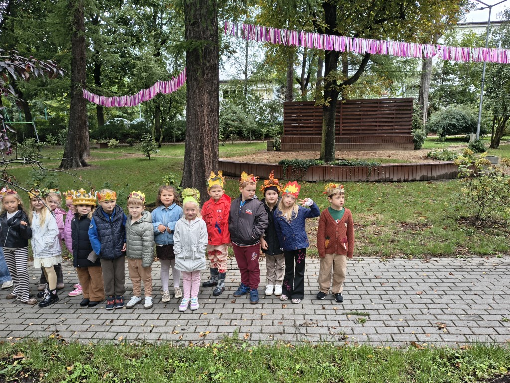 dzieci witaja nowa pore roku jesien
