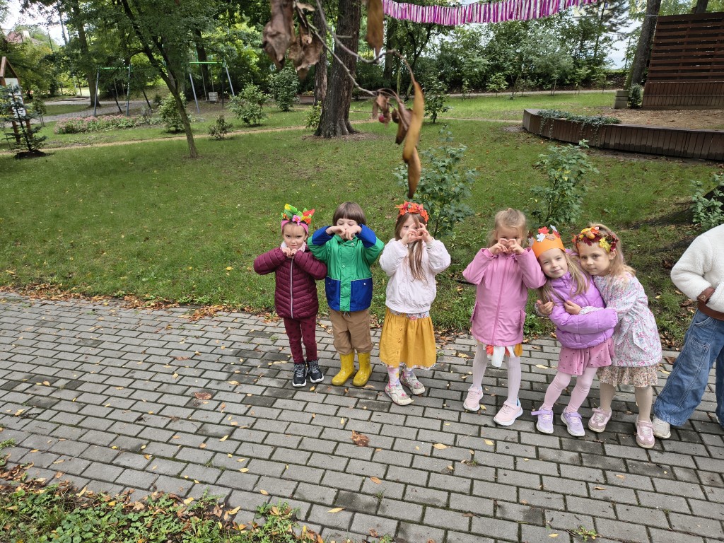 dzieci witaja nowa pore roku jesien
